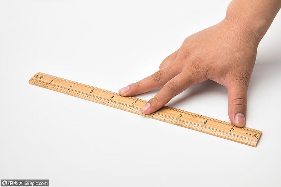 手按尺子白底